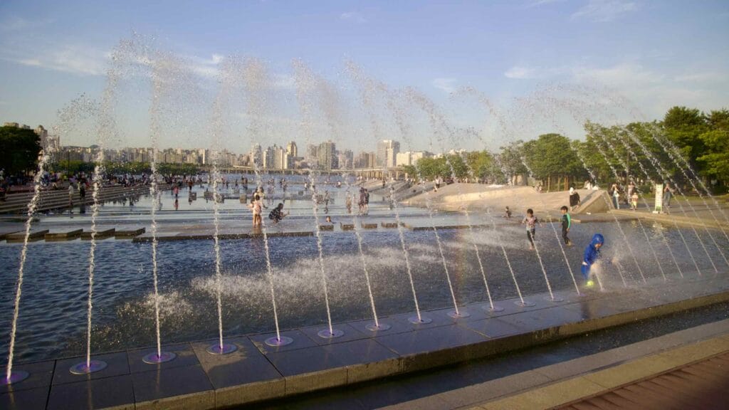 A picture of Waterlight Square Fountain (물빛광장) in Yeouido Hangang Park (여의도한강공원) in Seoul, South Korea.