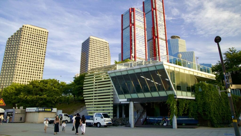 A picture of a cafe near Waterlight Square Fountain (물빛광장) in Yeouido Hangang Park (여의도한강공원) in Seoul, South Korea.