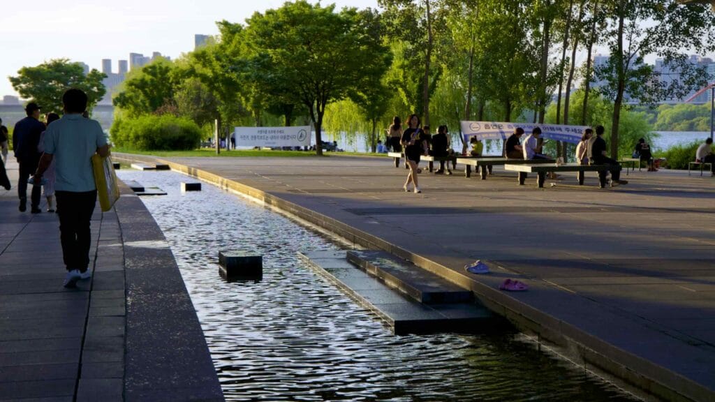 A picture of Waterlight Square Fountain (물빛광장) in Yeouido Hangang Park (여의도한강공원) in Seoul, South Korea.