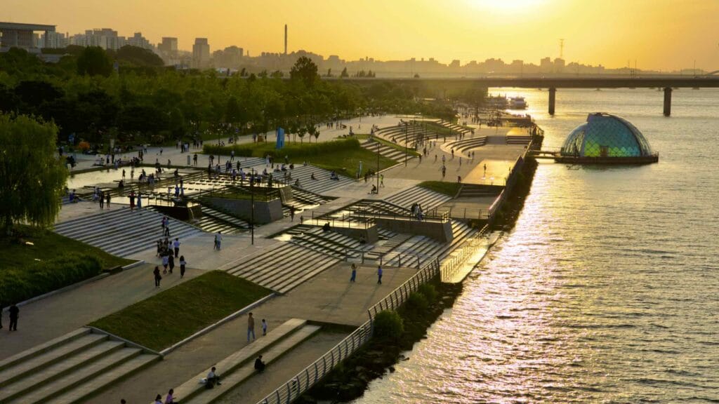 A picture of Waterlight Stage (물빛무대) and Waterlight Square Fountain (물빛광장) in Yeouido Hangang Park (여의도한강공원) in Seoul, South Korea.