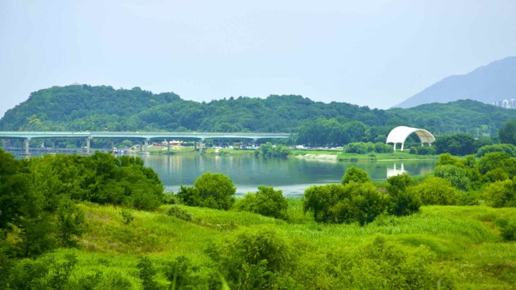 A picture of Nakdonggang Bicycle Path (낙동강자전거길) along Nakdong River in Dalseong County, South Korea.