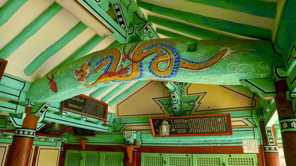 A picture of Daepung Pavilion (대풍헌) in Gusan Port (구산항) along the Gyeongbuk (East Coast) Bicycle Path (동해안자전거길 (경북)) in Uljin County (울진군), South Korea.