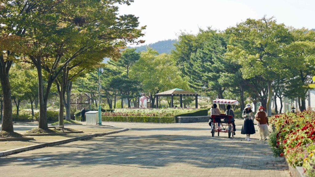 A picture of Uljin Wangpi Stream Eco Park (울진왕피천생태공원) along the Gyeongbuk (East Coast) Bicycle Path (동해안자전거길 (경북)) in Uljin County (울진군), South Korea.