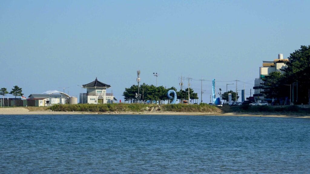 A picture of Wangpi Stream (왕피천) along the Gyeongbuk (East Coast) Bicycle Path (동해안자전거길 (경북)) in Uljin County (울진군), South Korea.
