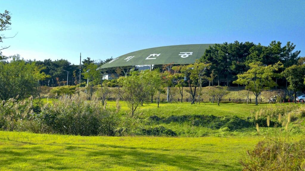 A picture of Uljin Wangpi Stream Eco Park (울진왕피천생태공원) along the Gyeongbuk (East Coast) Bicycle Path (동해안자전거길 (경북)) in Uljin County (울진군), South Korea.
