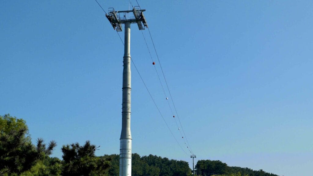 A picture of Wangpi Stream Cable Car (왕피천케이블카) at Uljin Wangpi Stream Eco Park (울진왕피천생태공원) along the Gyeongbuk (East Coast) Bicycle Path (동해안자전거길 (경북)) in Uljin County (울진군), South Korea.