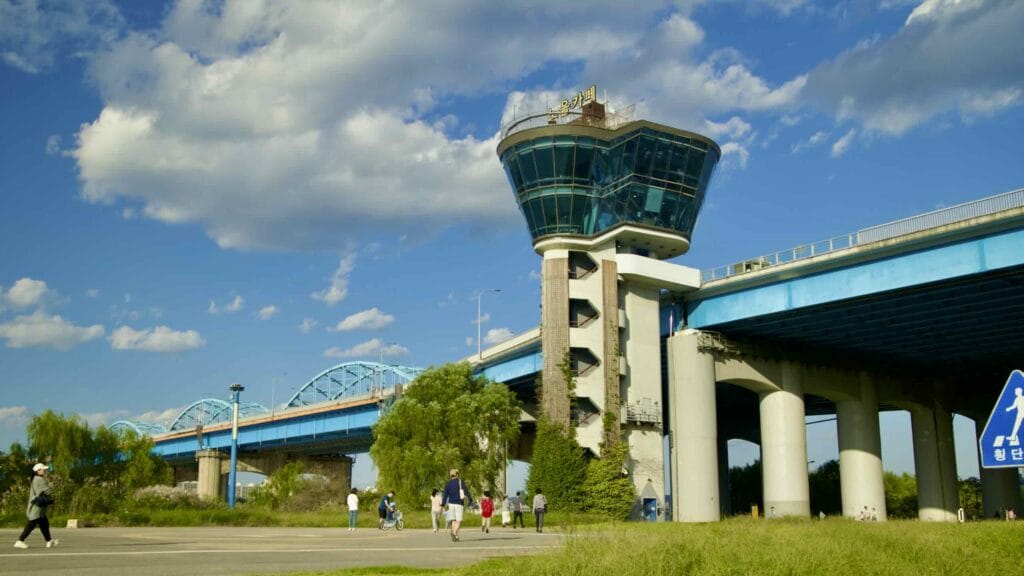 A picture of the Dongjak Bridge (동작대교) and its observatories in Banpo Hangang Park (반포한강공원) in Seoul, South Korea.