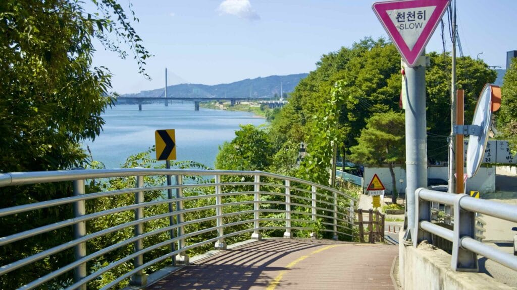 A picture of Mieumnaru Pass (미음나루고개) on the Hangang Bike Path (한강 자전거길) in Namyangju City (남양주시) South, Korea.