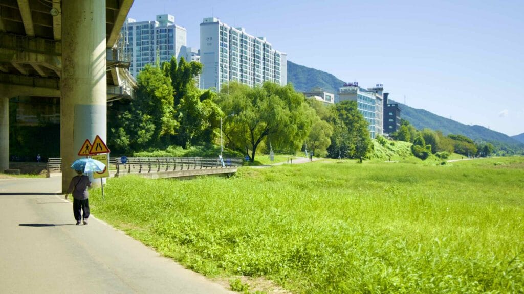 A picture of the bike path running along the south border of the Sampae District (삼패지구) on the Hangang Bike Path (한강 자전거길) in Namyangju City (남양주시) South, Korea.