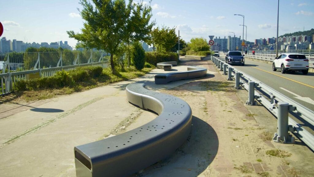 A picture of Gwangjin Bridge (광진교) near Gwangnaru Hangang Park (광나루한강공원) in Seoul, South Korea.