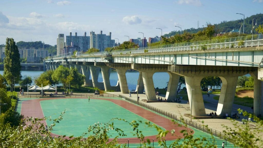 A picture of Gwangjin Bridge (광진교) near Gwangnaru Hangang Park (광나루한강공원) in Seoul, South Korea.