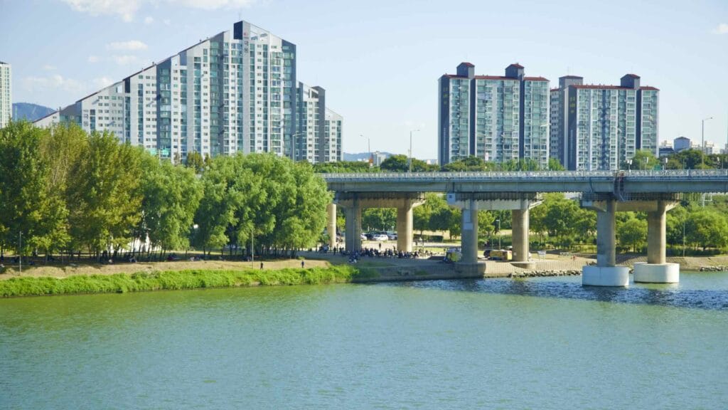 A picture of Cheonho Bridge (천호대교) near Gwangnaru Hangang Park (광나루한강공원) in Seoul, South Korea.