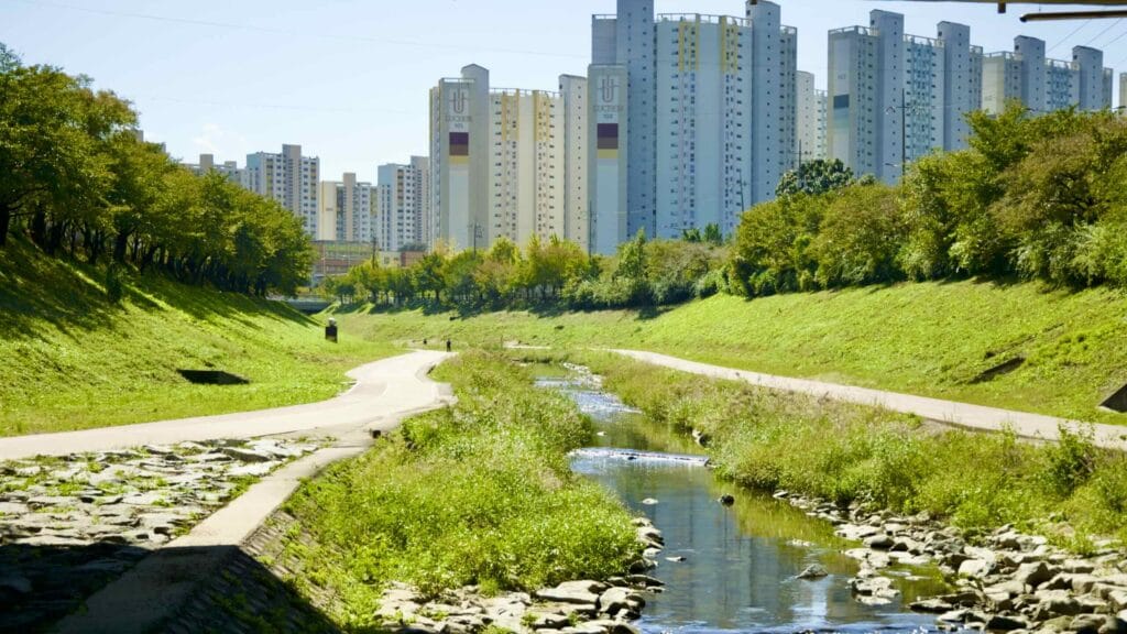 A picture of Deokpung Stream (덕풍천) on the Hangang Bike Path (한강 자전거길) in Hanam City (하남시) South, Korea.
