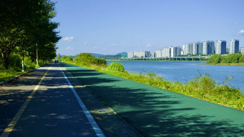 A picture of the Hangang Bike Path (한강 자전거길) in Hanam City (하남시) South, Korea.