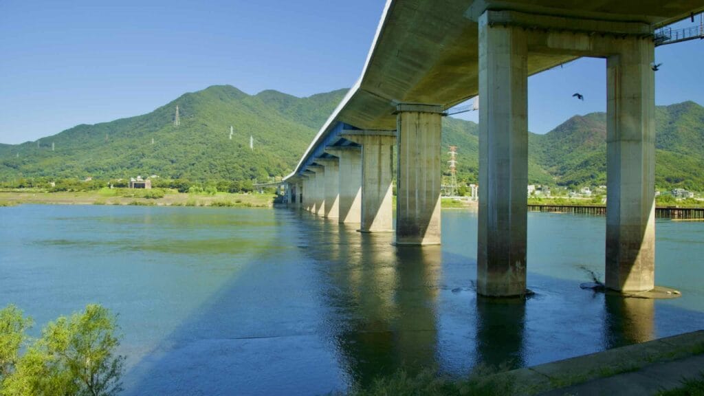 A picture of Paldang Bridge (팔당대교) on the Hangang Bike Path (한강 자전거길) in Hanam City (하남시) South, Korea.