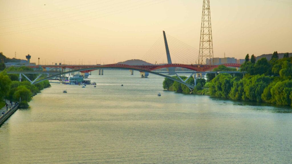 A picture of Seonyu Island (선유도) in the Han River near Yanghwa Hangang Park (양화한강공원) in Seoul, South Korea.