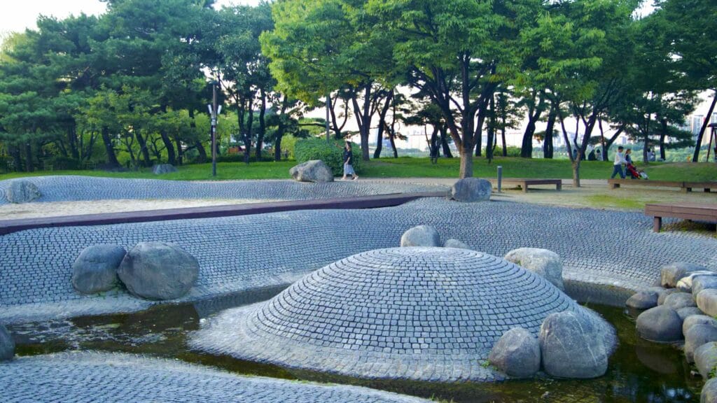 A picture of Seonyu Island Park (선유도공원) in the Han River near Yanghwa Hangang Park (양화한강공원) in Seoul, South Korea.