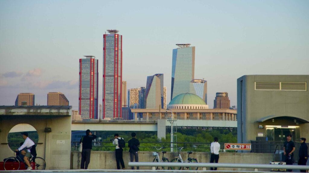 A picture of Yanghwa Bridge (양화대교) in Yanghwa Hangang Park (양화한강공원) in Seoul, South Korea.