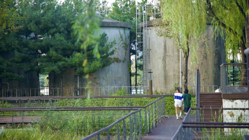 A picture of Seonyu Island Park (선유도공원) in the Han River near Yanghwa Hangang Park (양화한강공원) in Seoul, South Korea.