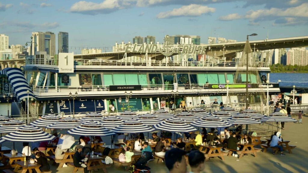 A picture of E-Land Cruise Ships (이랜드크루즈) in Yeouido Hangang Park (여의도한강공원) in Seoul, South Korea.