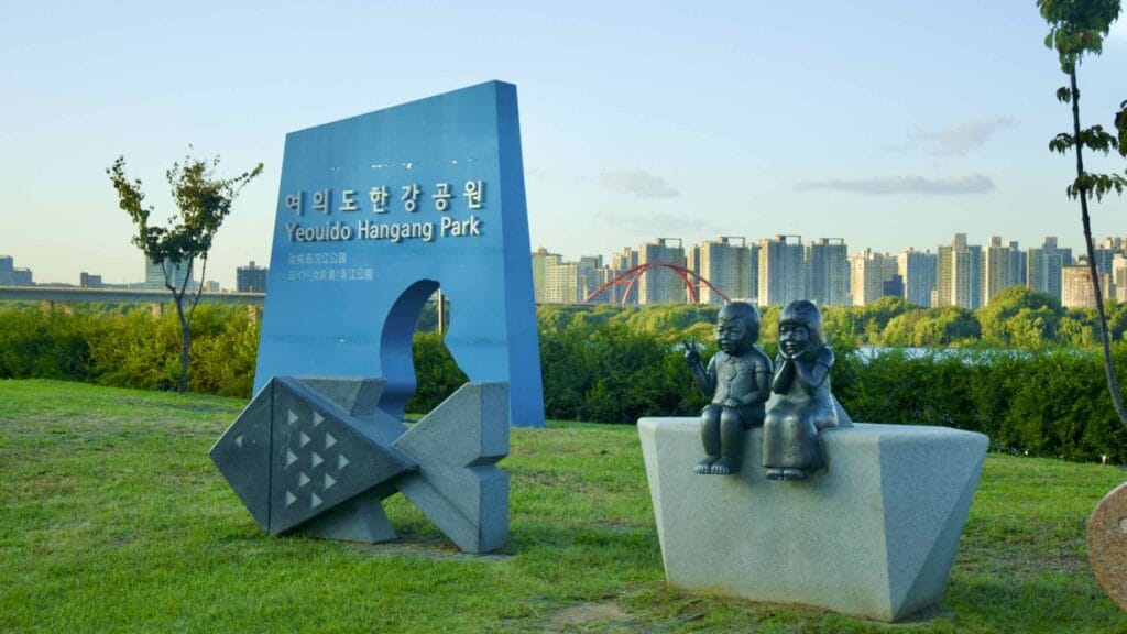 A picture of Yeouido Hangang Park (여의도한강공원) in Seoul, South Korea.