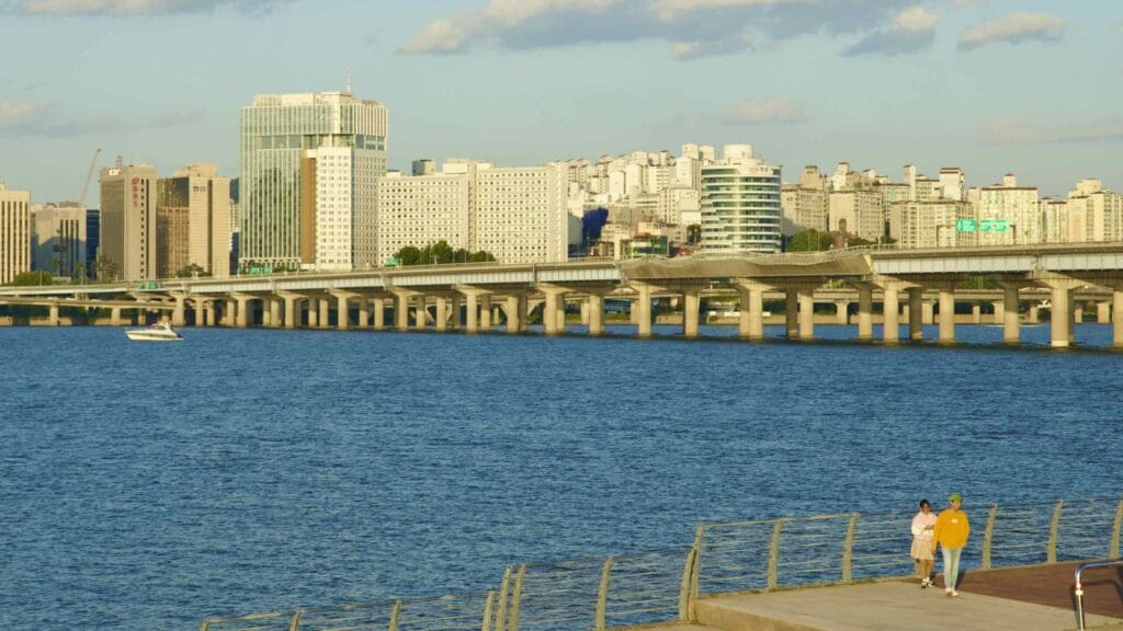 A picture of Mapo Bridge (마포대교) near Yeouido Hangang Park (여의도한강공원) in Seoul, South Korea.
