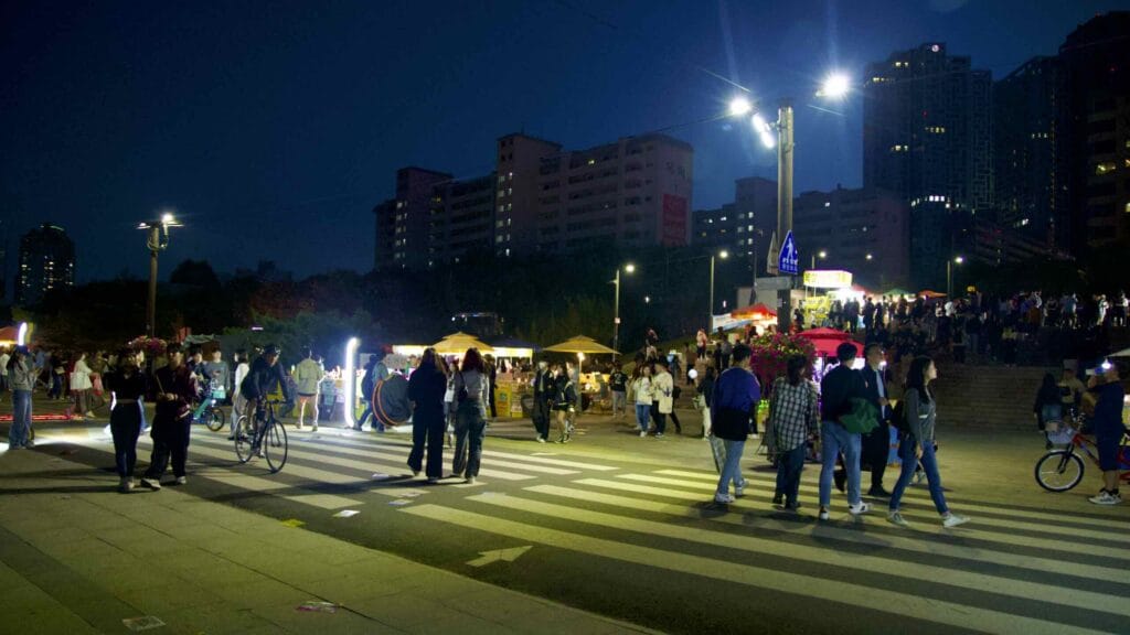 A picture of a major pedestrian intersection near Yeouido Hangang Park (여의도한강공원) in Seoul, South Korea.