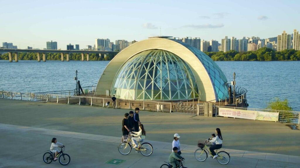 A picture of Waterlight Stage (물빛무대) and Waterlight Square Fountain (물빛광장) in Yeouido Hangang Park (여의도한강공원) in Seoul, South Korea.