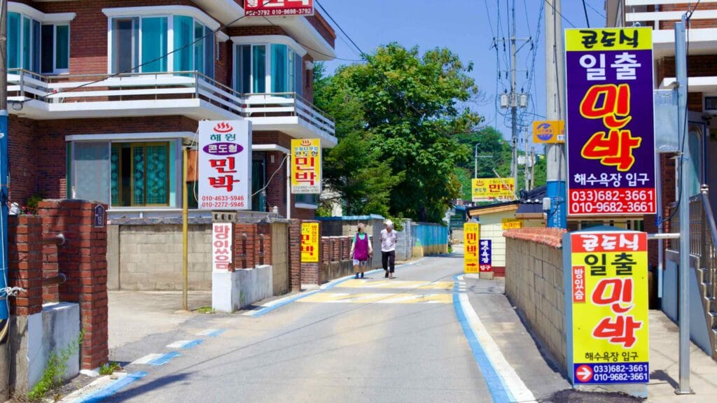 A road meanders through Banam Village, distinguished by blue lines denoting a bike path, flanked by minbaks and restaurants.