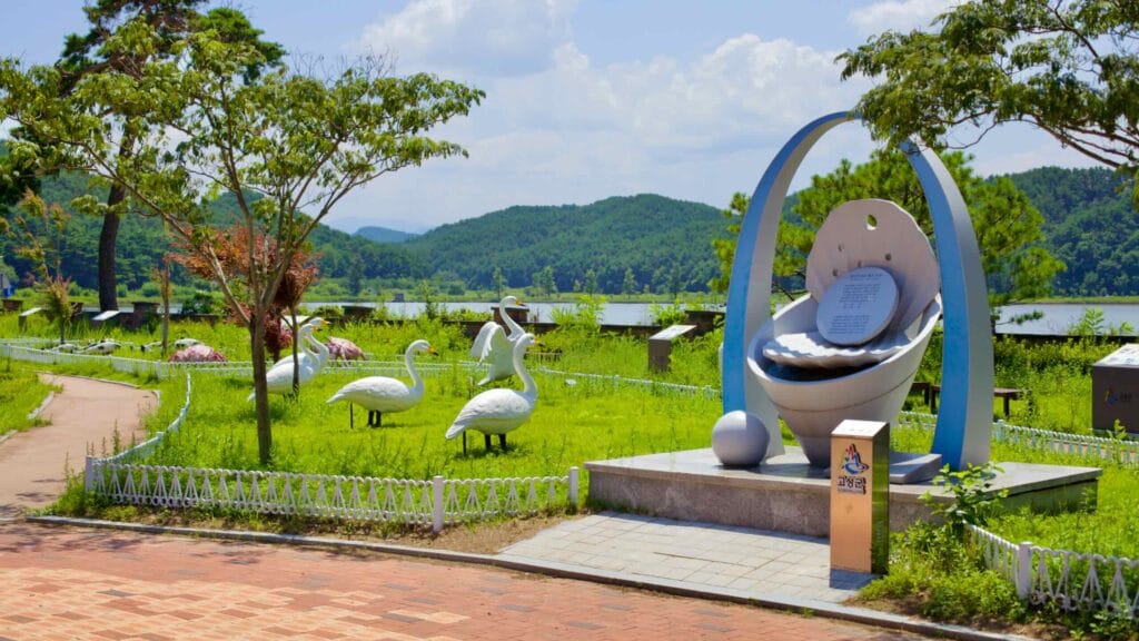 On the edge of Hwajinpo Lake, this quaint sculpture park showcases swan sculptures and a distinctive clam sculpture.