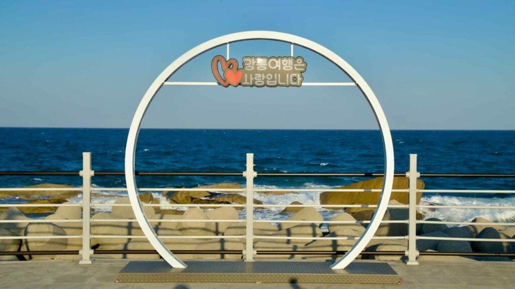 A photo spot with a circular frame at Sodol Port, overlooking the vast blue ocean.