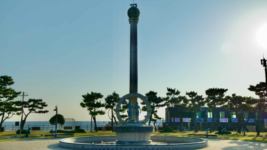 The Tower of Remembrance sculpture at the Plaza of Unity in Seorak Sunrise Park symbolizes the division of North and South Korea, reflecting hopes for future reunification.