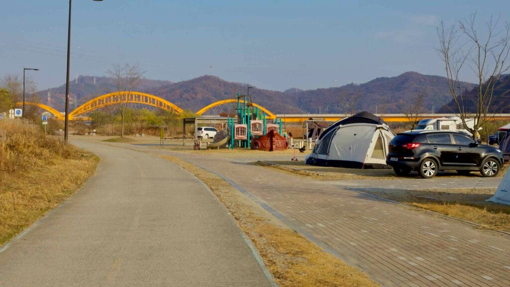 Cycling and walking paths run past a playground and a campsite at Hapgang Park.