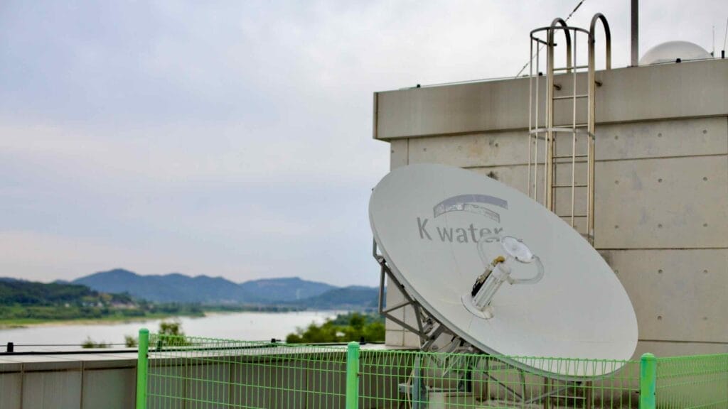 A K-water satellite dish is installed on the observation platform of the Geum River Culture Pavilion.