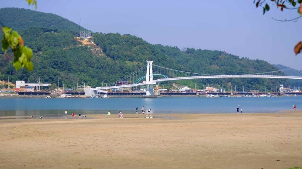 Haemaji Bridge stretches over the Seomjin River, connecting Baealdo to the mainland.