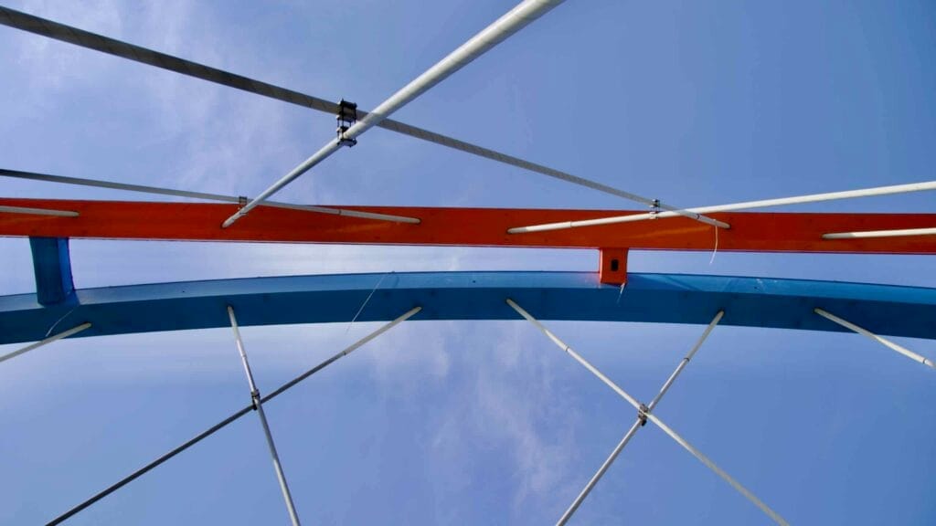 Namdo Bridge's red arch symbolizes yang, associated with energy. The blue arch represents yin, or tranquility.