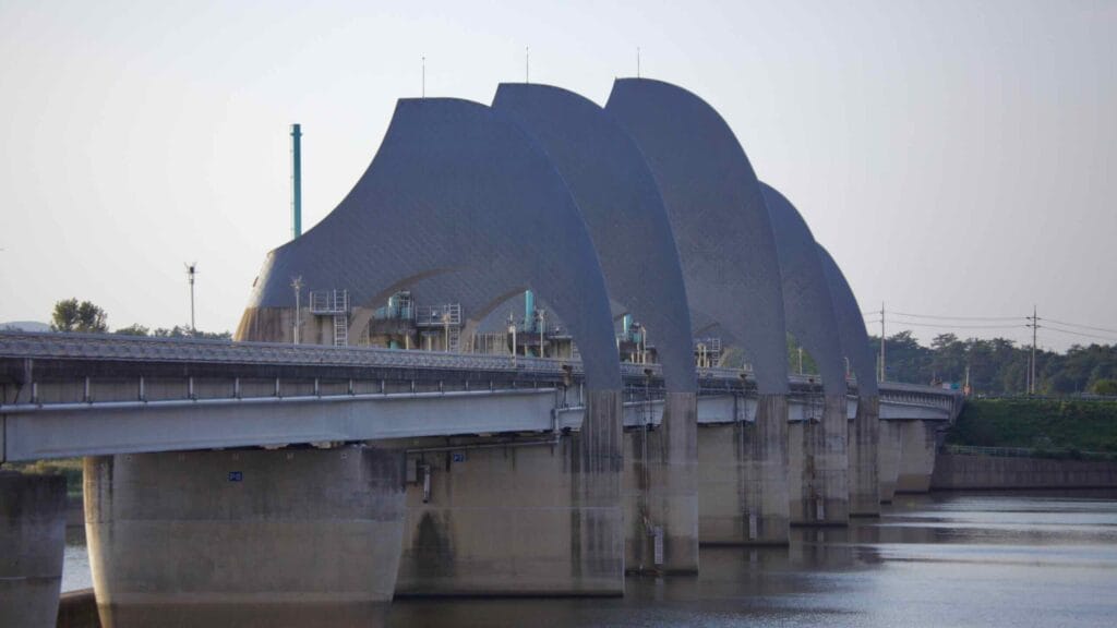A close-up view of Seungchon Weir on the Yeongsan River showcases its distinctive rice grain-shaped water towers, designed as part of Korea’s Four Rivers Restoration Project.