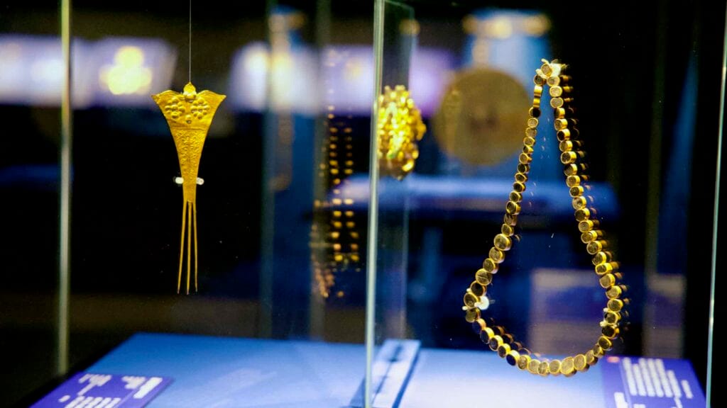 Baekje-era gold jewelry, like a hairpin and necklace, on display at Gongju National Museum.