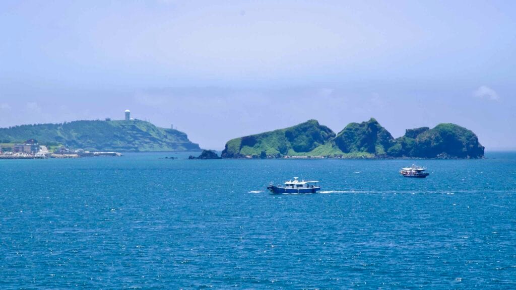 Tour boats cruise between Chagwido and Suwolbong.