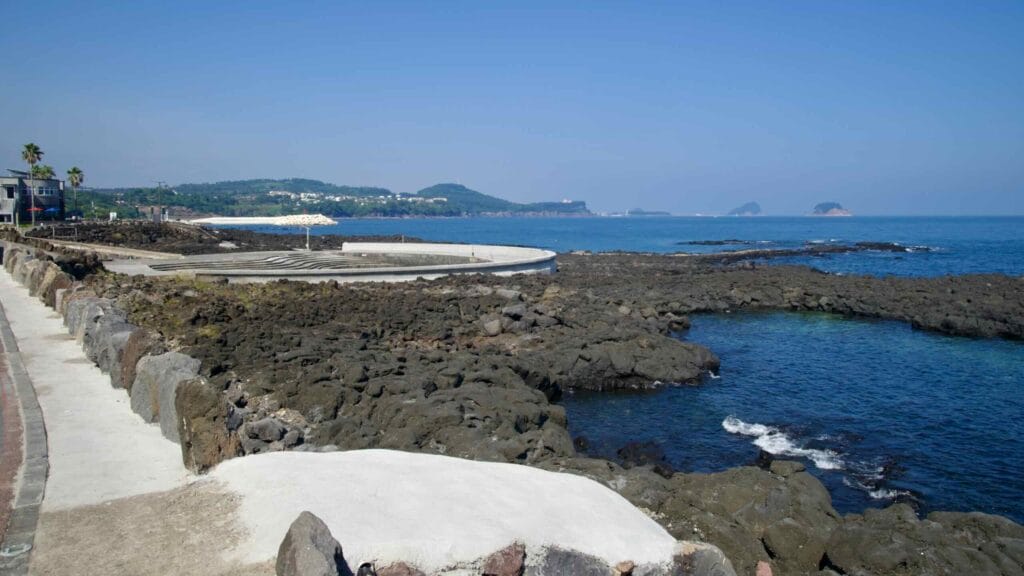 Tidal pools and volcanic rocks line the Beophwan shore.