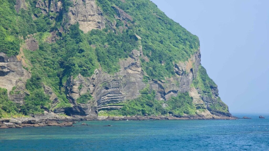 The right-face cliffs of Seongsan Ilchulbong show horizontal tuff.