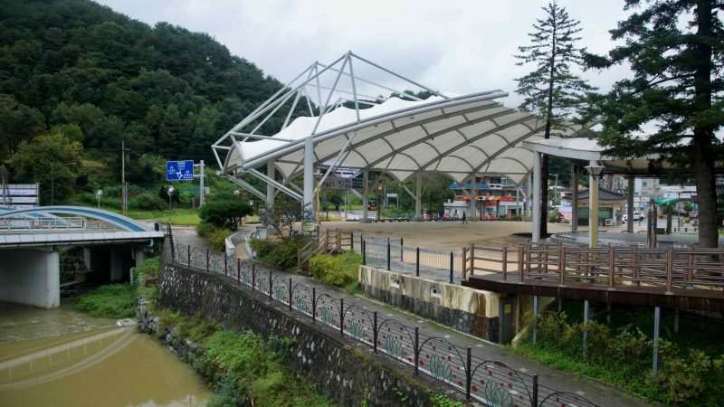 A riverside plaza with a sweeping canopy anchors Suanbo’s Multang Park.