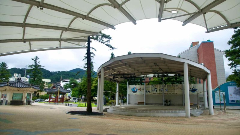 White arched canopies cover the Multang Park stage and plaza in Suanbo.