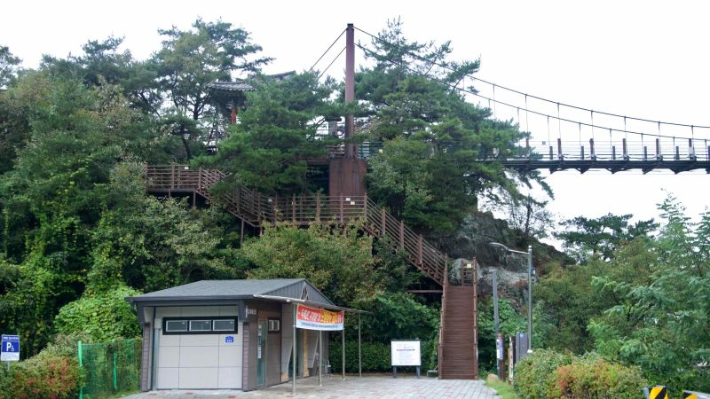 A stairway and suspension bridge cross the river at Sujupal Peaks.