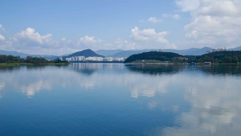 A wide panorama stretches over Uiam Lake toward Jungdo and Chuncheon’s apartment districts.