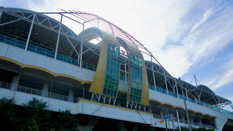 Baegyang-ri Station stands above the Bukhangang on the Gyeongchun Line.