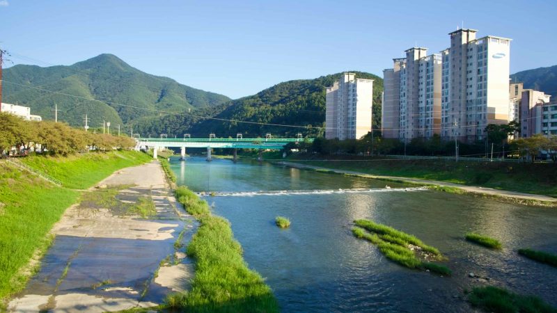 From Cheongpyeong Bridge, the Bukhan River flows between a riverside park and apartment towers, with the Gyeongchun Line bridge beyond.