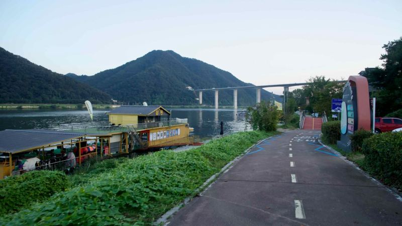 A floating deck and the bike path meet the North Han River viaduct in Namyangju.