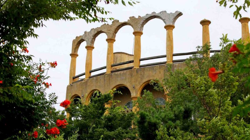 A picture of a hotel designed to reflect the Roman colosseum.
