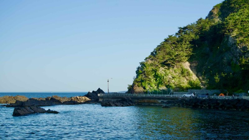 Heonhwa Road winds along the East Sea's coastline near Simgok Port, offering breathtaking views of craggy rocks.